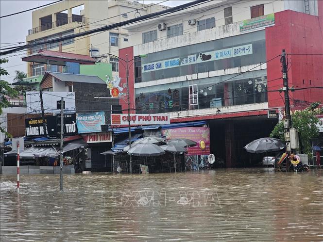 Chợ Phú Thái trên đường Quang Trung, phường Phan Đình Phùng bị ngập sâu. Ảnh: Thảo Nguyên-TTXVN