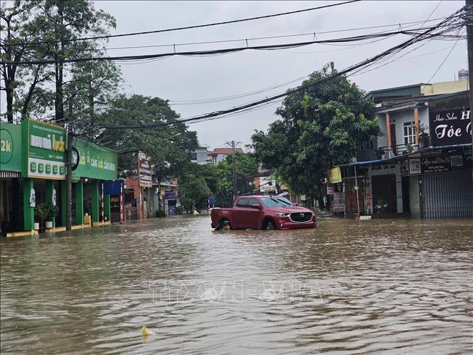 Người dân di chuyển rất khó khăn tại Ngã tư Phú Thái - Quang Trung, phường Phan Đình Phùng. Ảnh: Thảo Nguyên-TTXVN