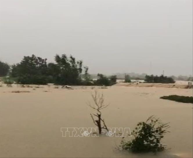 Nước lũ dâng cao làm vỡ đê bối sông Cầu tại tổ 33, phường Phan Đình Phùng, tỉnh Thái Nguyên. Ảnh: Thảo Nguyên-TTXVN