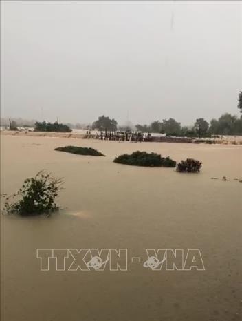 Nước lũ dâng cao làm vỡ đê bối sông Cầu tại tổ 33, phường Phan Đình Phùng, tỉnh Thái Nguyên. Ảnh: Thảo Nguyên-TTXVN