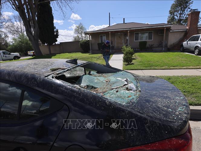 (Tư liệu) Ô tô bị phá hủy do cơn lốc xoáy tại Pico Rivera, Los Angeles, California, Mỹ. Ảnh: THX/TTXVN