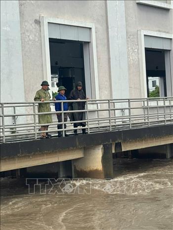 Ông Nguyễn Xuân Đại, Giám đốc Sở Nông nghiệp và Môi trường Hà Nội, đi kiểm tra tình hình thực tế tại Trạm bơm tiêu Yên Nghĩa. Ảnh: Phương Anh - TTXVN