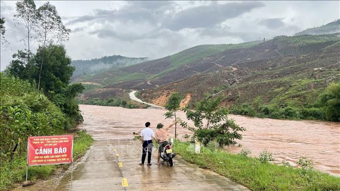 Ngầm tràn giao thông đi thôn Nà Trắng, xã An Lạc, tỉnh Bắc Ninh, bị chia cắt cục bộ. Ảnh: TTXVN phát