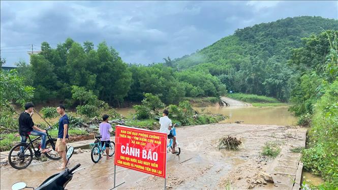 Ngầm tràn giao thông đi thôn Biểng, nơi có 3 trường: mầm non, tiểu học, PTDTBT THCS An Lạc bị chia cắt, học sinh không đến được trường. Ảnh: TTXVN phát
