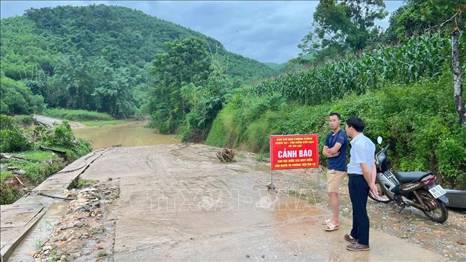 Ngầm tràn giao thông đi thôn Biểng bị chia cắt. Ảnh: TTXVN phát
