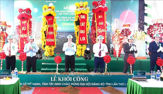 Nguyên Chủ tịch nước Trương Tấn Sang và lãnh đạo tỉnh Tây Ninh thực hiện nghi thức khởi công dự án. Ảnh: Thanh Bình -TTXVN