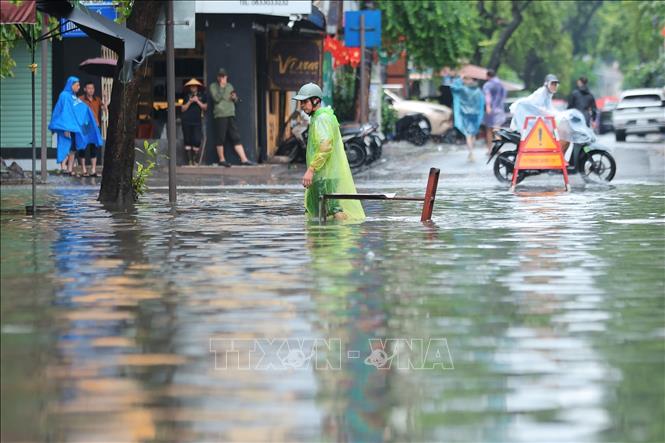 Nước ngập sâu trên phố Trần Quốc Toản (ảnh chụp lúc 12 giờ 40 phút). Ảnh: Hoàng Hiếu - TTXVN