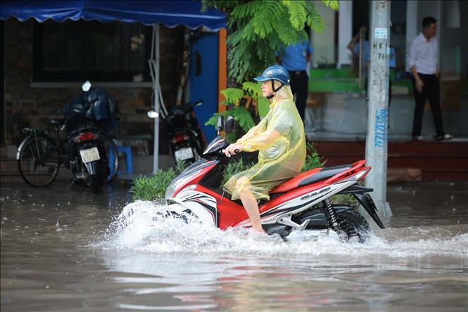 Nước dâng cao trên phố Nguyễn Du (ảnh chụp lúc 12 giờ 30 phút). Ảnh: Hoàng Hiếu - TTXVN