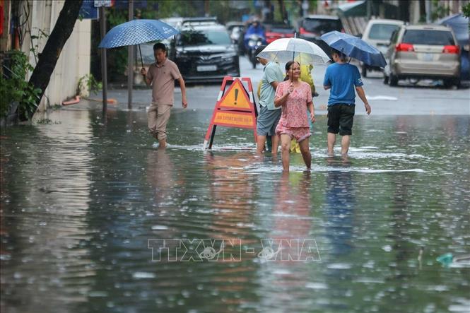 Mưa lớn gây ngập trên phố Nguyễn Gia Thiều trưa 7/10. Ảnh: Hoàng Hiếu - TTXVN