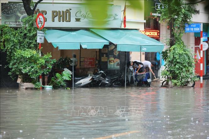 Nước dâng cao trên phố Nguyễn Du (ảnh chụp lúc 12 giờ 20 phút). Ảnh: Hoàng Hiếu - TTXVN