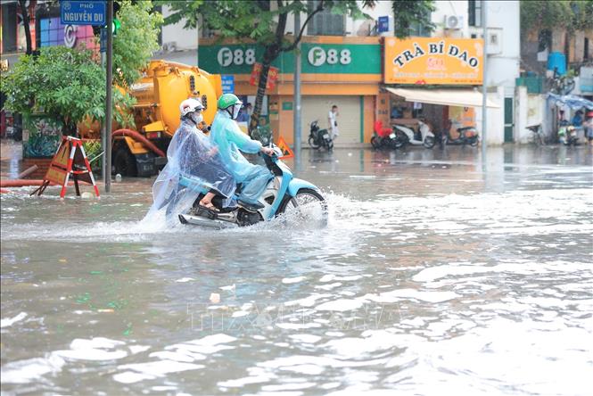 Nước dâng cao trên phố Nguyễn Du (ảnh chụp lúc 12 giờ 20 phút). Ảnh: Hoàng Hiếu - TTXVN