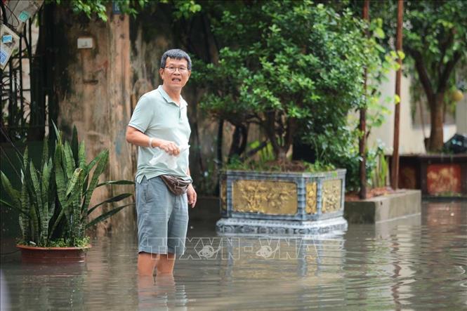 Phố Nguyễn Gia Thiều ngập sâu ảnh hưởng đến cuộc sống người dân nơi đây. Ảnh: Hoàng Hiếu - TTXVN