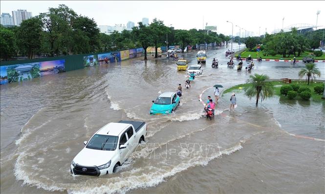 Ngập sâu tại đường Lê Đức Thọ. Ảnh: Quốc Khánh - TTXVN 