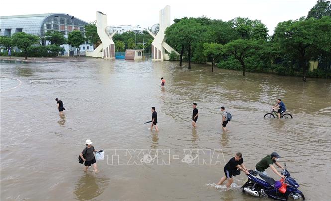 Người dân di chuyển khó khăn trên đường Lê Đức Thọ. Ảnh: Quốc Khánh - TTXVN 