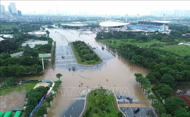 Đường Lê Đức Thọ ngập nặng khiến các phương tiện giao thông gặp khó khăn. Ảnh: Quốc Khánh - TTXVN 
