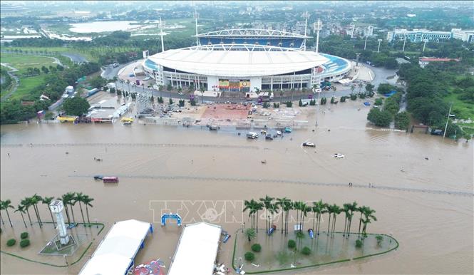 Flooding in the front of the My Dinh Stadium on the Le Duc Tho street. VNA Photo