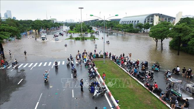 Flooding on the Le Duc Tho street affects the traffic. VNA Photo