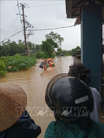 Lực lượng chức năng hỗ trợ nhân dân thôn Chẽ, xã Yên Thế sơ tán tài sản, vật nuôi, phòng tránh mưa bão. Ảnh: TTXVN phát

