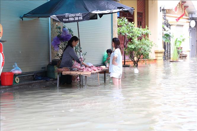 Floodings affect the residents' daily life. VNA Photo