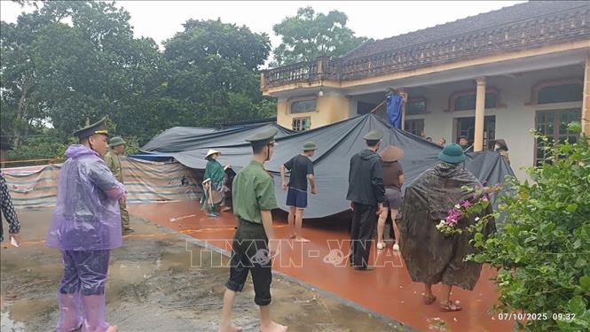 Lực lượng chức năng hỗ trợ nhân dân thôn Chẽ, xã Yên Thế sơ tán tài sản, vật nuôi, phòng tránh mưa bão. Ảnh: TTXVN phát
