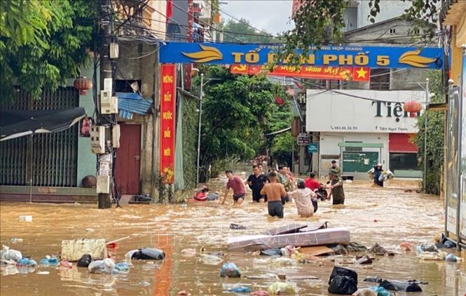 Nước lũ dâng quá nhanh khiến cho hàng nghìn người dân phải sơ tán khẩn cấp trong buổi trưa 7/10/2025. Ảnh: Quốc Đạt - TTXVN