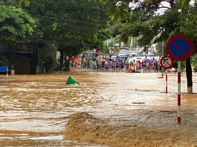 Đường phố ở phường Thục Phán (Cao Bằng) bị chìm sâu trong nước lũ. Ảnh: Quốc Đạt - TTXVN