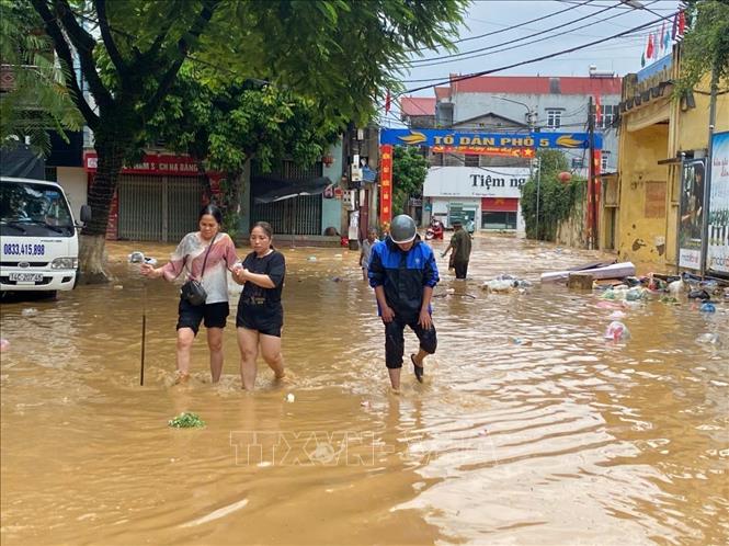 Nước lũ dâng quá nhanh khiến hàng nghìn người dân phải sơ tán khẩn cấp trong buổi trưa 7/10/2025. Ảnh: Quốc Đạt - TTXVN
