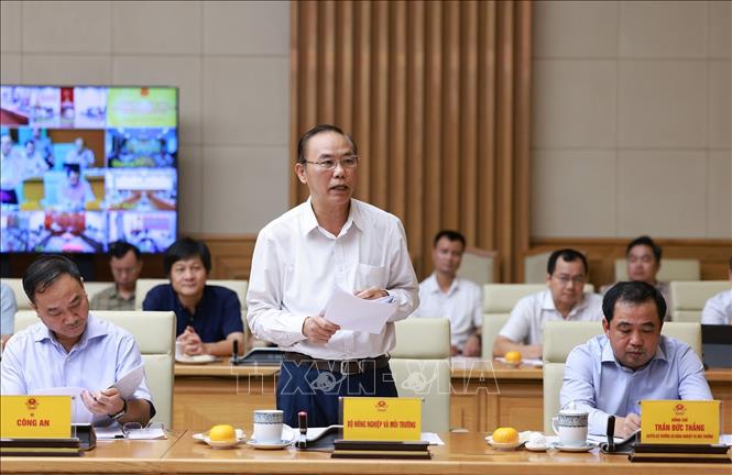 Thứ trưởng Bộ Nông nghiệp và Môi trường Phùng Đức Tiến báo cáo tình hình xử vi phạm khai thác hải sản bất hợp pháp. Ảnh: Dương Giang-TTXVN 