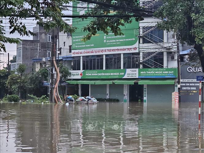 Điểm ngập sâu nguy hiểm trên đường Quang Trung, phường Phan Đình Phùng.Ảnh: Hoàng Nguyên - TTXVN