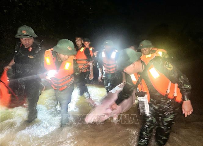 Cán bộ, chiến sĩ Trung đoàn 2, Sư đoàn 3 đóng quân trên địa bàn và nhân dân tổ chức hỗ trợ người dân. Ảnh: TTXVN phát