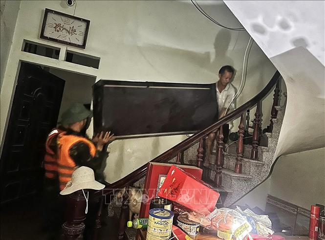Cán bộ, chiến sĩ Trung đoàn 2, Sư đoàn 3 đóng quân trên địa bàn và nhân dân tổ chức hỗ trợ người dân. Ảnh: TTXVN phát