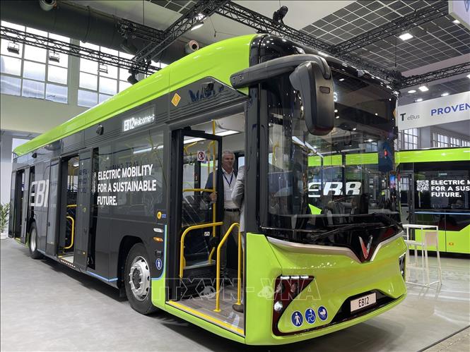 Mẫu xe buýt điện EB12 của Vinfast tại triển lãm. Ảnh: Hương Giang - PV TTXVN tại Bỉ