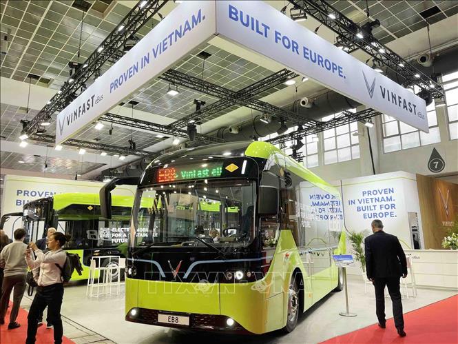 Mẫu xe buýt điện EB8 của Vinfast tại triển lãm. Ảnh: Hương Giang - PV TTXVN tại Bỉ