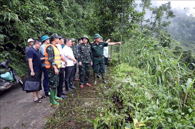 Chính quyền địa phương phối hợp với cơ quan chức năng của Trung ương đã kiểm tra, đánh giá thực tế vị trí xảy ra sự cố. Ảnh: Văn Đạt - TTXVN