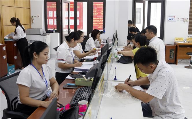Tỷ lệ giải quyết hồ sơ tại các Trung tâm phục vụ hành chính công đúng và trước hạn đạt từ 92% trở lên. Ảnh: Đồng Thúy-TTXVN