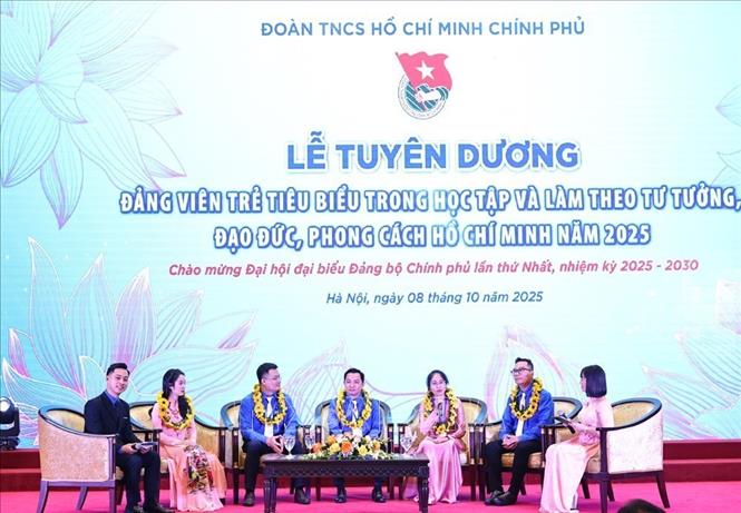 Giao lưu với gương đảng viên trẻ tiêu biểu trong học tập và làm theo tư tưởng, đạo đức, phong cách Hồ Chí Minh của Đoàn Thanh niên Chính phủ. Ảnh: Minh Đức – TTXVN