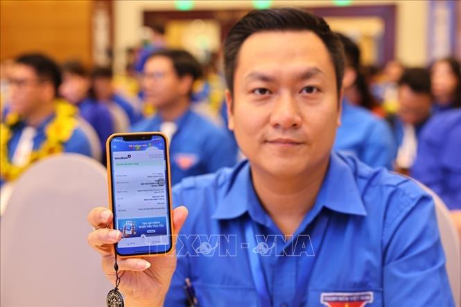 Các đoàn viên thanh niên ủng hộ đồng bào miền Trung bị bão lụt qua tin nhắn tại buổi lễ. Ảnh: Minh Đức – TTXVN