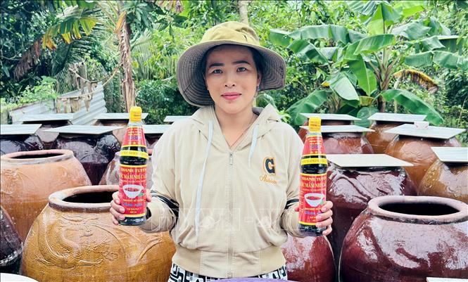 Sản phẩm nước mắm cá linh của chị Tuyền đạt chuẩn OCOP 3 sao. Ảnh: Thanh Sang - TTXVN