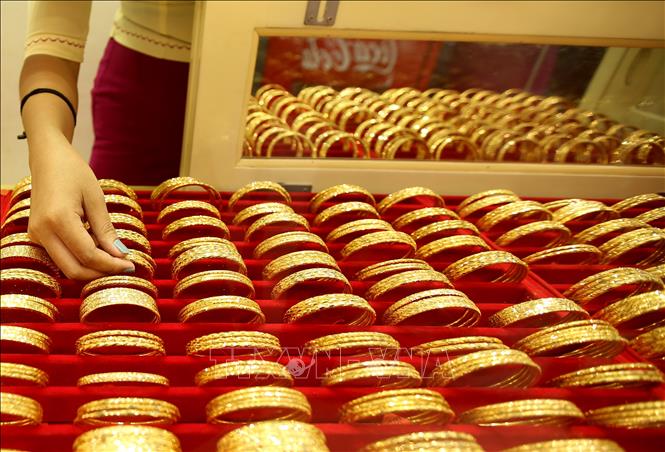 Trang sức vàng được bày bán tại tiệm kim hoàn ở Yangon, Myanmar. Ảnh: THX/TTXVN