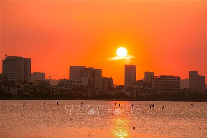 Vẻ đẹp rực rỡ của hoàng hôn mùa Thu Hồ Tây. Ảnh: Khánh Hoà - TTXVN 