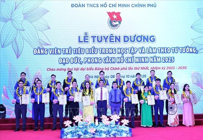 Đồng chí Bùi Hoàng Tùng, Ủy viên Ban Chấp hành Đảng bộ Chính phủ, Bí thư Đoàn Thanh niên Chính phủ trao chứng nhận và biểu trưng của Đoàn Thanh niên Chính phủ cho các đảng viên trẻ tiêu biểu. Ảnh: Minh Đức – TTXVN