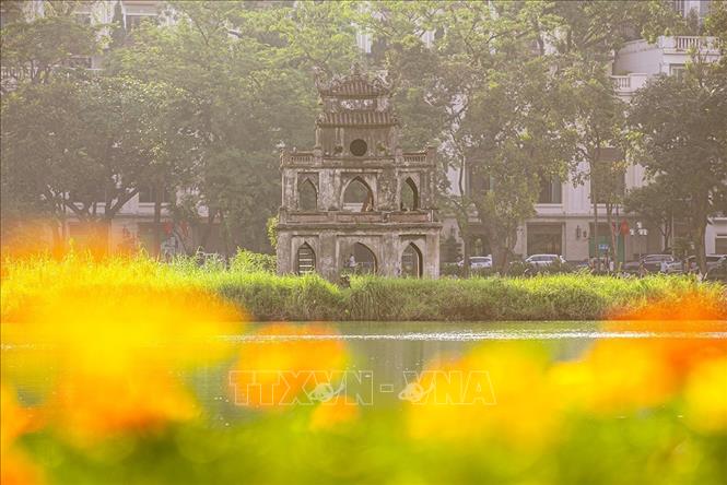 Hồ Hoàn Kiếm trong tiết trời Thu. Ảnh: Khánh Hoà - TTXVN 