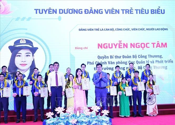 Đồng chí Bùi Hoàng Tùng, Ủy viên Ban Chấp hành Đảng bộ Chính phủ, Bí thư Đoàn Thanh niên Chính phủ trao chứng nhận và biểu trưng của Đoàn Thanh niên Chính phủ cho các đảng viên trẻ tiêu biểu. Ảnh: Minh Đức – TTXVN