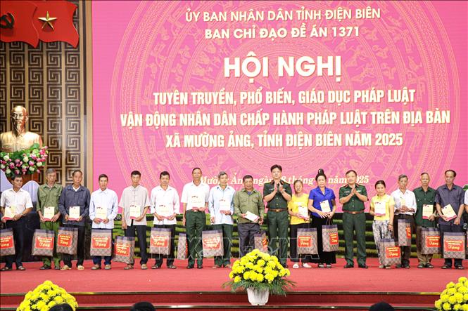 Trao 38 suất quà cho người có uy tín, gia đình chính sách, gia đình có hoàn cảnh đặc biệt khó khăn trên địa bàn xã Mường Ảng. Ảnh: Phan Quân - TTXVN