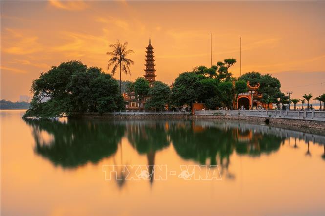 Chùa Trấn Quốc trong hoàng hôn chiều Thu. Ảnh: Khánh Hoà - TTXVN 