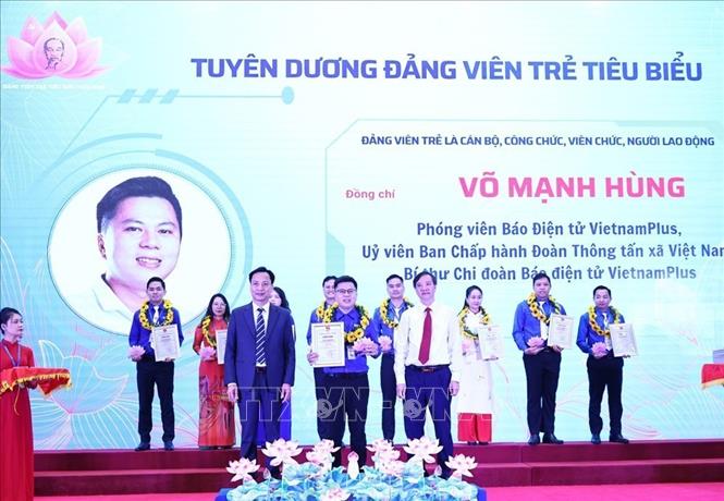 Đồng chí Lại Xuân Lâm, Phó Bí thư Đảng ủy Chính phủ trao chứng nhận và biểu trưng của Đoàn Thanh niên Chính phủ cho các gương Đảng viên trẻ tiêu biểu. Ảnh: Minh Đức – TTXVN
