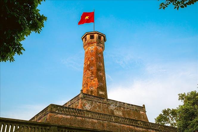 Cột cờ Hà Nội giữa trời Thu. Ảnh: Khánh Hoà - TTXVN 