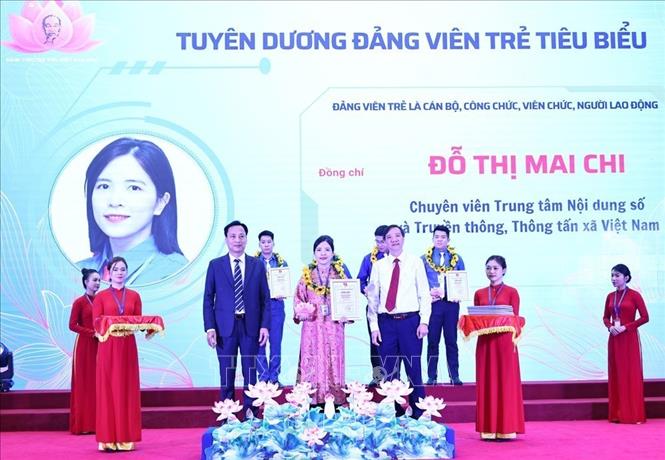 Đồng chí Lại Xuân Lâm, Phó Bí thư Đảng ủy Chính phủ trao chứng nhận và biểu trưng của Đoàn Thanh niên Chính phủ cho các gương Đảng viên trẻ tiêu biểu. Ảnh: Minh Đức – TTXVN
