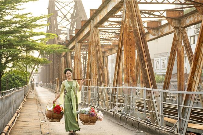 Vẻ đẹp cổ kính của cầu Long Biên sáng mùa Thu. Ảnh: Khánh Hoà - TTXVN 