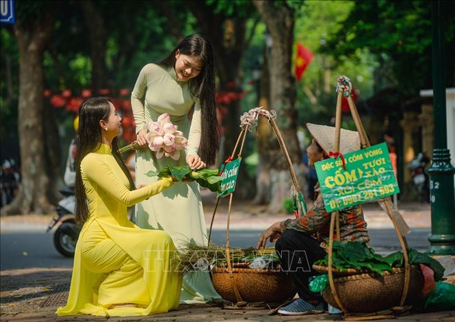 Hà Nội mỗi mùa đều mang một vẻ đẹp riêng, thế nhưng có lẽ mùa Thu là mùa khiến lòng người say đắm, xao xuyến hơn cả. Ảnh: Khánh Hoà - TTXVN